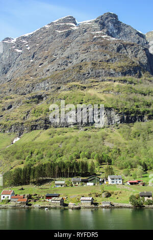 Ruhig und friedlich kleines Dorf an der Küste des Sogne Fjord, Norwegen Stockfoto