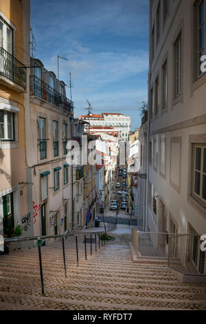 Straßenszene in der Bairro Alto Viertel von Lissabon, Portugal Stockfoto