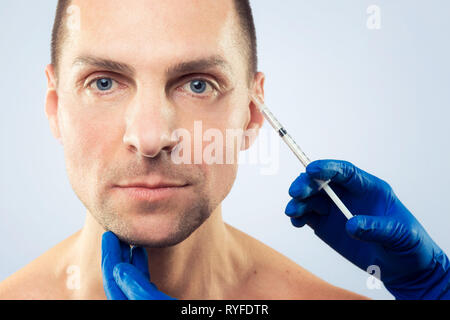 Botulinumtoxin Therapie. Nahaufnahme der Person die Hände Spritzen Spritze mit Botox für Gesichtsbehandlung. ESTHETOX Stockfoto