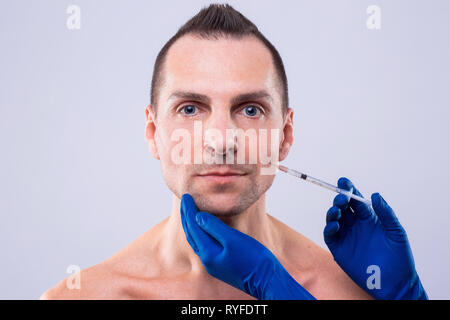 Botulinumtoxin Therapie. Nahaufnahme der Person die Hände Spritzen Spritze mit Botox für Gesichtsbehandlung. ESTHETOX Stockfoto