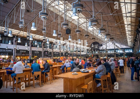 Der Mercado da Ribeira Lebensmittelmarkt in Lissabon, Portugal Stockfoto