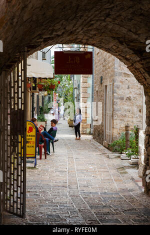 Ulica Cara Dušana, in der Altstadt von Budva, Montenegro Stockfoto