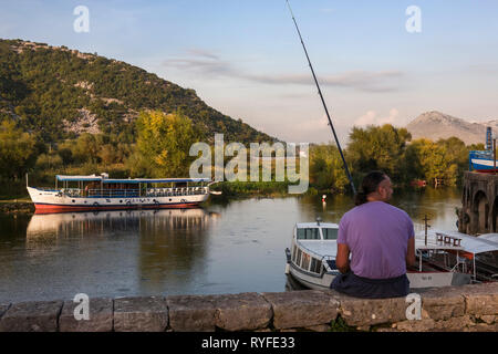 Fischer auf der Brücke bei Virpazar, Skutarisee, Montenegro Stockfoto