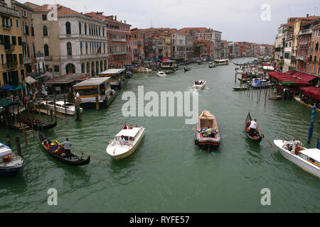 Blick auf den Canal Grande von der Rialtobrücke Stockfoto