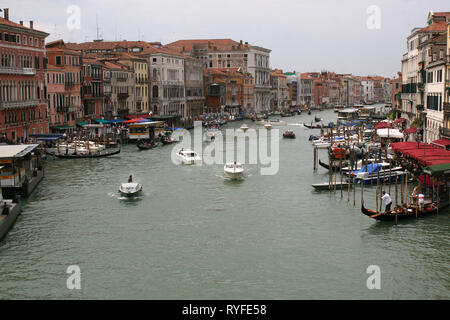 Blick auf den Canal Grande von der Rialtobrücke Stockfoto