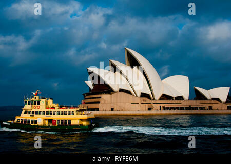 SYDNEY, AUSTRALIEN - 6. April 2018: Öffentliche Fähre vor dem berühmten Opernhaus Stockfoto