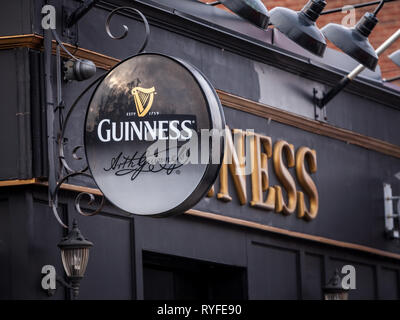 OTTAWA, Kanada - 12. NOVEMBER 2018: Guinness Logo auf einem lokalen Pub in Ottawa, Ontario. Guinness ist ein irisches Bier, chemische Stout, weltweit berühmt, ein Symbol Stockfoto