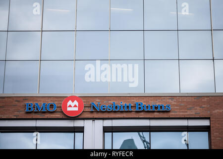 MONTREAL, KANADA - 12. NOVEMBER 2018: BMO Nesbitt Burns logo, vor ihren Hauptsitz nach Ottawa. Teil der Bank von Montreal, Nesbitt Burns ist ein C Stockfoto