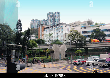 HONG KONG, CHINA - 28. APRIL 2017: viel Verkehr mit vielen Autos auf große Hong Kong Straße mit Menschen auf die Straße gehen Stockfoto