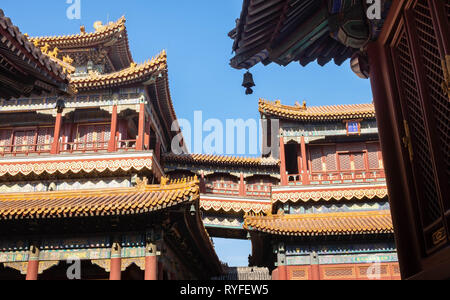 Peking/China - 17. JANUAR 2019: Der Tempel des Lama Yonghe Lamaserie am 13. März 2009 in Peking, China. Viele Besucher hier. Dies hier eines der berühmten Stockfoto