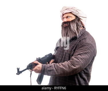 Der bärtige Mann bewaffnet mit kalaschnikow auf einem weißen Hintergrund. Muslimische Krieger mit automatischen Waffe. Stockfoto