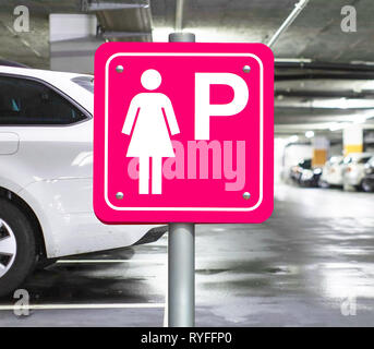 Parkplatz nur für Frauen im öffentlichen Parkhaus. Lady Pink Schild parken auf dem Parkplatz. Stockfoto