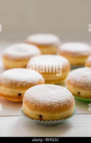 Traditionelle deutsche Polnischen Donut mit Himbeermarmelade mit Puderzucker bestäubt Stockfoto