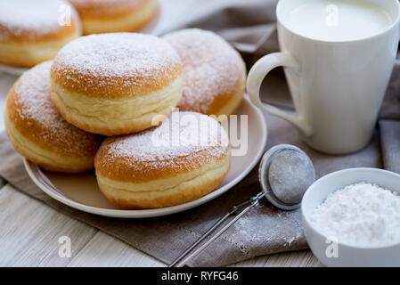 Traditionelle deutsche Polnischen Donut mit Himbeermarmelade mit Puderzucker bestäubt Stockfoto