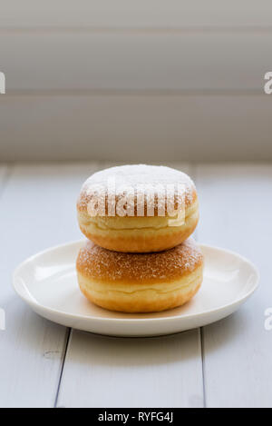 Traditionelle deutsche Polnischen Donut mit Himbeermarmelade mit Puderzucker bestäubt Stockfoto