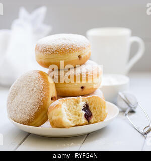 Traditionelle deutsche Polnischen Donut mit Himbeermarmelade mit Puderzucker bestäubt Stockfoto