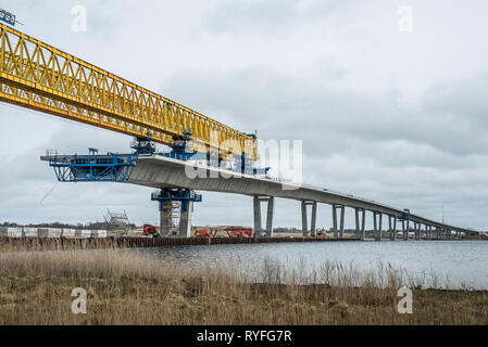 Kronprinzessin Mary Baustelle einer neuen Brücke über den Roskilde Firth, einem riesigen gelben Kran Betonelemente. Frederikssund, Dänemark, Stockfoto