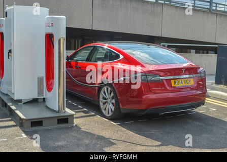 Tesla Model S Elektroauto aufladen an einem Kompressor station Stockfoto