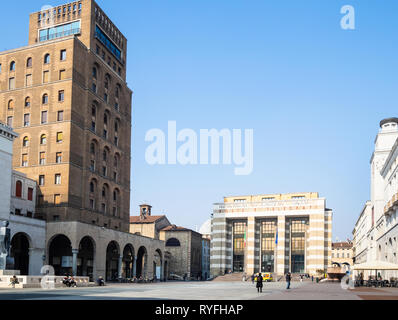 BRESCIA, Italien - 21. FEBRUAR 2019: Touristen auf der Piazza della Vittoria mit Torrione (INA Tower) und Palast von Post- und Telegraphenwesen in Brescia Stadt. Bres Stockfoto