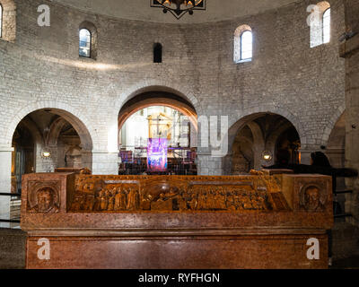 BRESCIA, Italien - 21. FEBRUAR 2019: Sarkophag des Bischofs Berardo Maggi in Duomo Vecchio (Die Alte Kathedrale, Rotonda, Concattedrale invernale di Santa Stockfoto