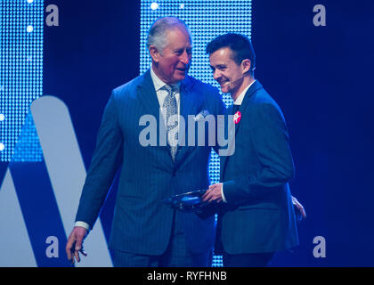 Der Prinz von Wales mit Gewinner des Young Achiever Award Dylan England auf der Bühne an der jährlichen Prince's Trust Awards im London Palladium. Stockfoto