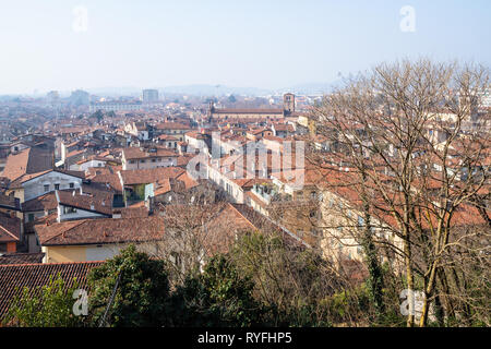 Reisen nach Italien - Skyline von Brescia Stadt mit Kirche Santuario di Santa Maria delle Grazie aus Straße Via Militare im Frühjahr Tag Stockfoto