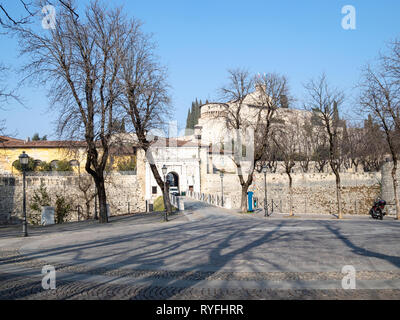 Reise nach Italien - Blick auf den Gateway zu mittelalterlichen Festung Castello di Brescia (Schloss von Brescia) von der Straße Via del Castello in Brescia Stadt im Frühjahr Stockfoto