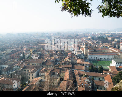 Reisen nach Italien - oben Ansicht von Brescia Stadt mit Fußballfeld und Kirchen Santuario di Santa Maria delle Grazie und Chiesa dei Santi Faustino e Gi Stockfoto