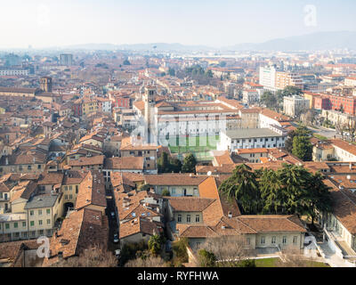 Reisen nach Italien - Luftaufnahme von Brescia Stadt mit Fußball-Stadion und Kirchen Santuario di Santa Maria delle Grazie und Chiesa dei Santi Faustino e Stockfoto