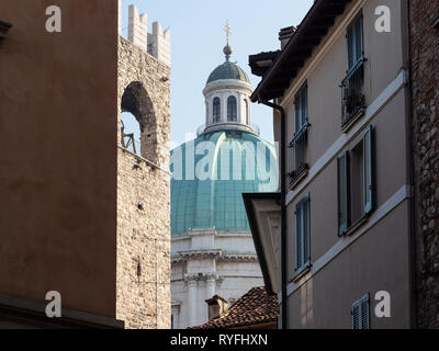 Reise nach Italien - Blick auf den Dom Duomo Nuovo (Die neue Kathedrale) und der Oberseite der Broletto Turm durch die Straße in der Stadt Brescia, Lombardei Stockfoto