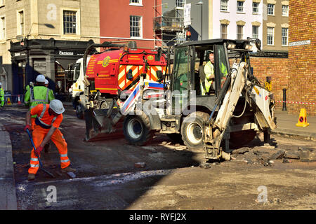 Straße resurfacing arbeitet mit Maschinen in den Prozess einschließlich der Leistungsschalter und Sweeper, England, Großbritannien Stockfoto