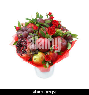 Genießbare Blumenstrauß aus Granatapfel, Äpfel, Pflaumen und roten Rosen in einer Vase auf weißem Hintergrund stehend Stockfoto