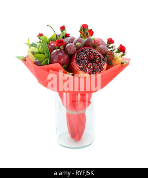 Genießbare Blumenstrauß aus Granatapfel, Äpfel, Pflaumen und roten Rosen in einer Vase auf weißem Hintergrund stehend Stockfoto