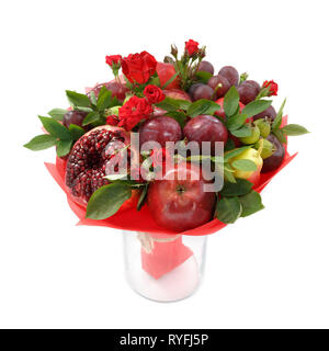 Original fruchtiges Bukett aus Äpfel, Pflaumen, Birnen, Granatäpfel und Blumen der rote Rosen in einer Glasvase auf weißem Hintergrund Stockfoto