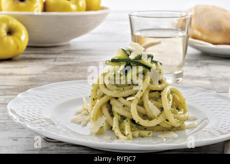 Piatto pasta Lunga con Crema di Zucchine e Parmigiano fronte altra Vista Stockfoto