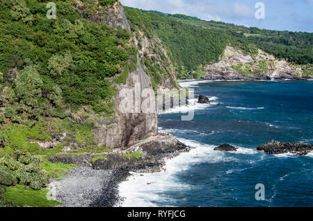 Maui Cliff Road: eine schmale Straße biegt um eine Felswand, wie die Röcke Piiliani Highway an der Küste des östlichen Maui. Stockfoto