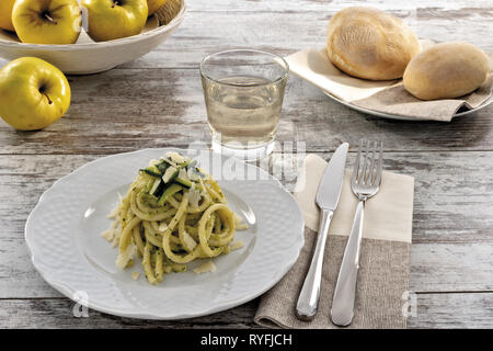 Piatto pasta Lunga con Crema di Zucchine e Parmigiano fronte da Sopra altra Vista Stockfoto
