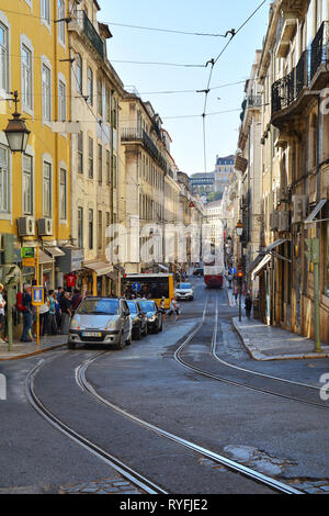 Lissabon, Portugal - 30. Oktober 2017. Rua da conceicao, Alfama Altstadt in der Baixa, berühmten Avenue auf der Route der Straßenbahn Nr. 28. Stockfoto