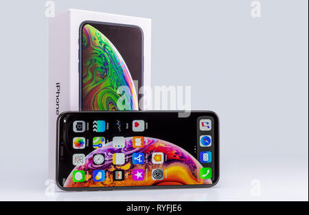 Galati, Rumänien - Oktober 26, 2018: Apple starten das neue Smartphone iPhone und iPhone XS XS Max. iPhone Xs Max auf grauem Hintergrund. Stockfoto