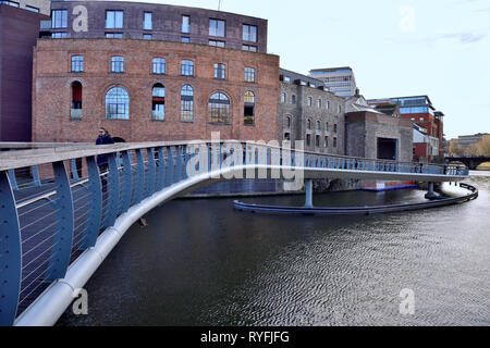 Neue fußgängerbrücke zwischen Schloss und Walisische zurück Bristol Schwimmenden Hafen City Centre, England Stockfoto