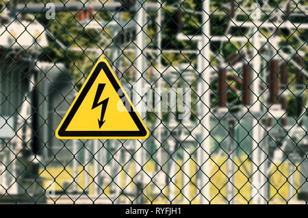 Elektrische Gefährdung Zeichen auf einem Zaun eines elektrischen Unterstation platziert Stockfoto