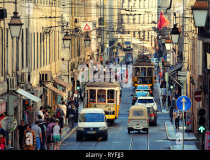 Lissabon, Portugal - 30. Oktober 2017. Rua da conceicao, Alfama Altstadt in der Baixa, berühmten Avenue auf der Route der Straßenbahn Nr. 28. Stockfoto