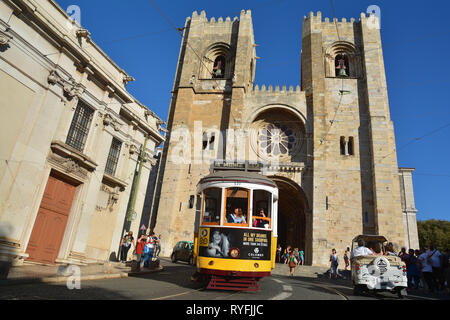 Lissabon, Portugal - 30. Oktober 2017. Street View mit berühmten alten touristische Straßenbahn vor Santa Maria Maior de Lisboa Kathedrale in Lissabon, Portugal. Stockfoto