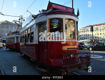 Lissabon, Portugal - 30. Oktober 2017. Hügel Straßenbahnwagen Rundgang in der Altstadt von Lissabon, Portugal. Stockfoto