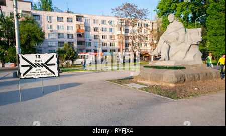 Simferopol, Ukraine, im Mai 2011. Lenin Denkmal auf der Straße. Wladimir Iljitsch Uljanov Skulptur Stockfoto