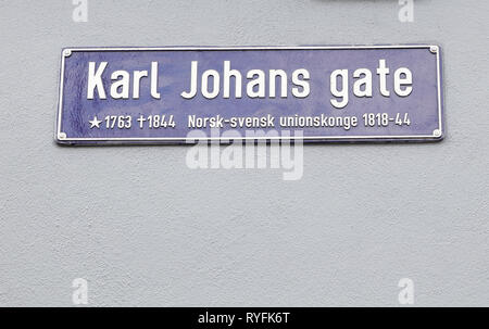 Osloer Straße Name sign Karl Johans Gate. König Karl Johan Norwegischer und schwedischer König 1818-1844. Stockfoto