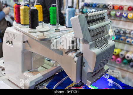 Professionelle Maschine für die Anwendung Stickerei auf verschiedene Gewebe mit bunten Rollen der Threads closeup Stockfoto