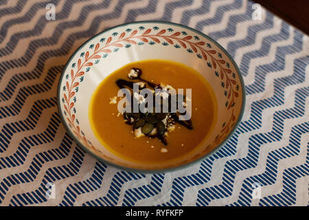 Kürbissuppe mit Kürbiskernen, Kürbiskernöl und Käse Stockfoto