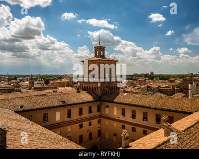 Blick vom Castello Estense über die roten Dächer von Ferrara, Italien Stockfoto