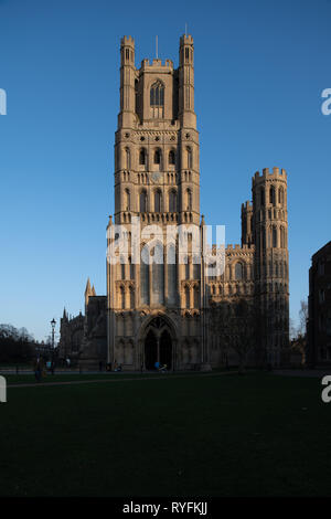 Ely, Großbritannien - 23 Februar 2019: Die prächtige Kathedrale von Ely Cambridge England in Großbritannien. Im Jahr 673 AD als Kloster durch Etheldreda, ein Sax gegründet Stockfoto